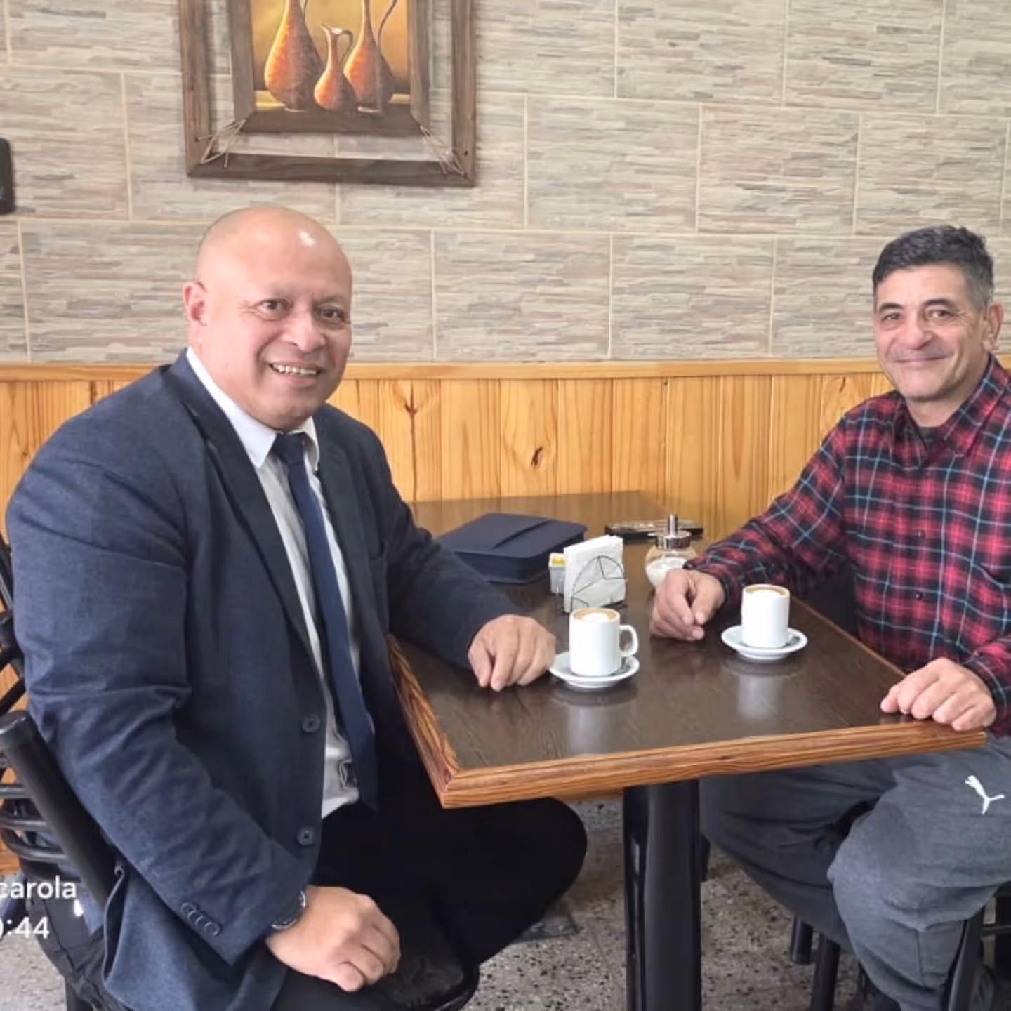 El Dr. Sergio Scarola junto a su cliente en un café