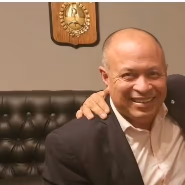 El Dr. Sergio Scarola abrazado con su cliente después de recuperar la vivienda