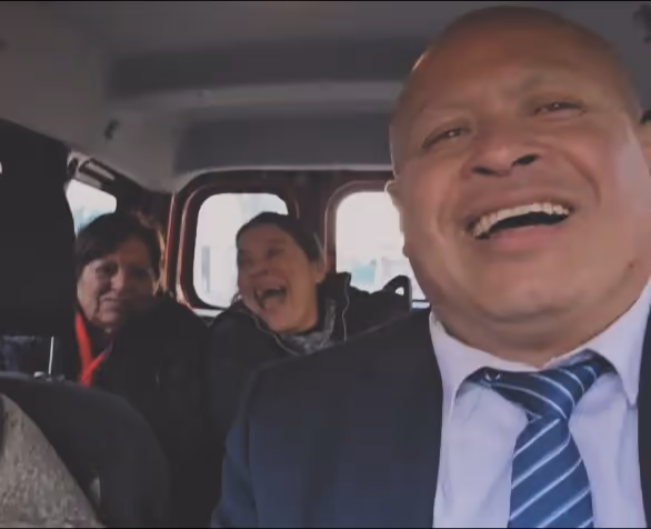 El Dr. Sergio Scarola festeja con sus clientas en el auto después de recuperar la casa