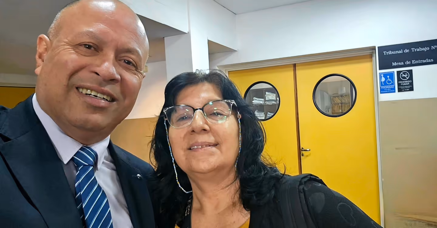 El Dr. Sergio Scarola con su clienta Delia después del debate oral