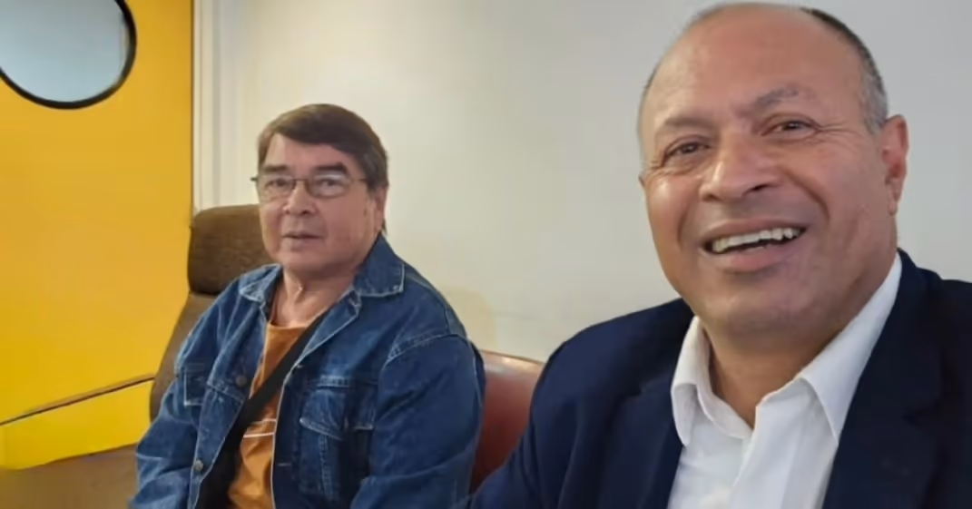 El Dr. Sergio Scarola junto a su cliente después de la sentencia por 34 años de trabajo no registrado