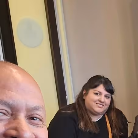 El Dr. Sergio Scarola con una de sus clientas al terminar la sucesión