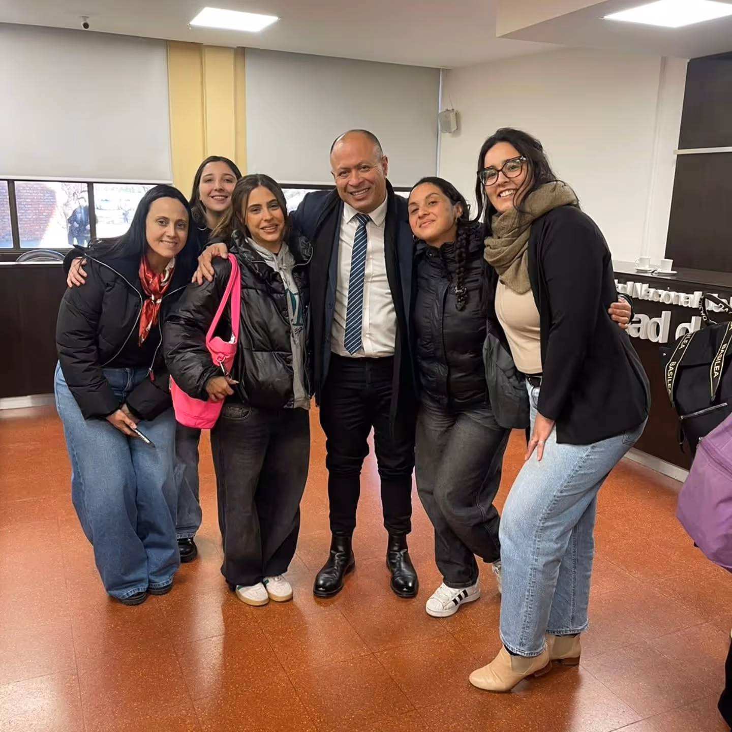 El Dr. Sergio Scarola con sus estudiantes en la Sala de Juicios Orales de la Facultad de Derecho de la UNLZ