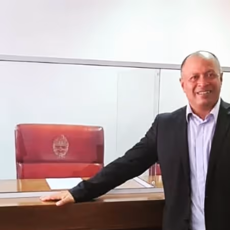 El Dr. Sergio Scarola en una sala de audiencias de los Tribunales del Trabajo de Lomas de Zamora
