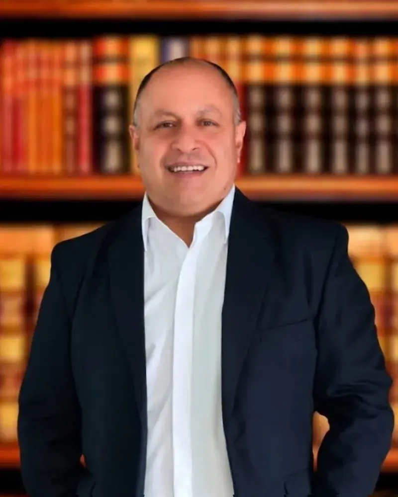 Dr. Sergio Scarola en su estudio jurídico